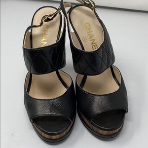 Unique Chanel Black Leather Sandales